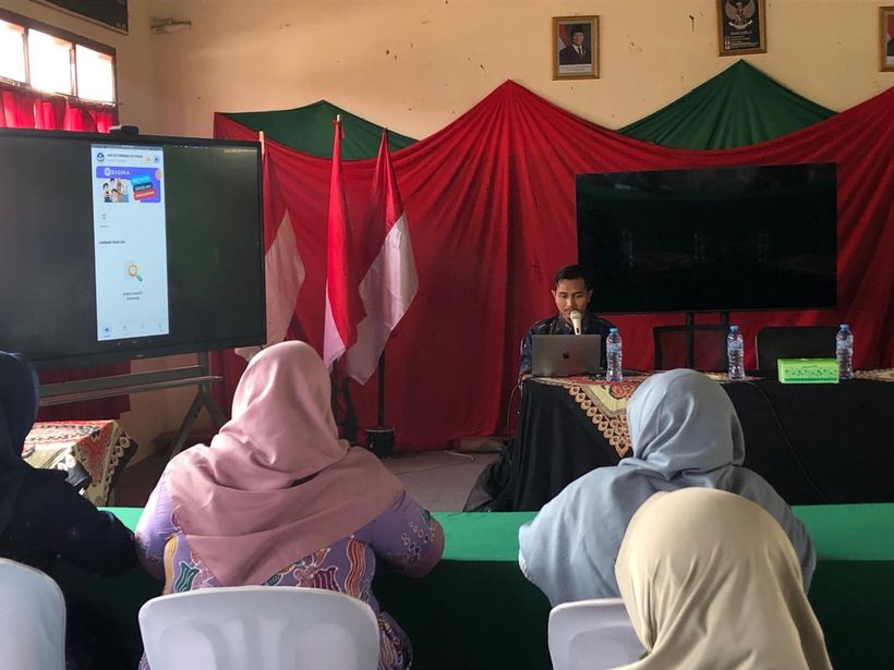 Presentasi fitur aplikasi SIGMA kepada guru